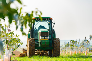 tractor cultiveert landbouwgrond