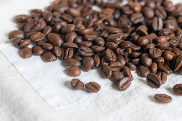 Kaffeebohnen auf weißem Stoff