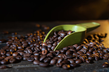 Obraz premium Kaffeebohnen mit grüner Schaufel