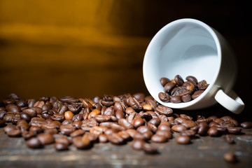 Kaffeebohnen in einer Espressotasse auf einem Holztisch