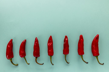 Piments sur fond de couleur bleu turquoise