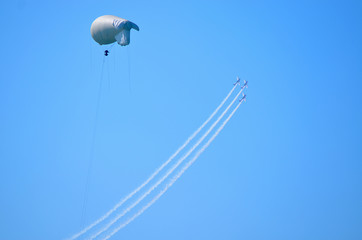 Aerobatics. Planes in the blue sky. Traces of aircraft in the sky. Drawings on the sky.