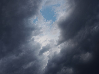 Fototapeta premium Nubes de tormenta con un trocito de cielo azul en el centro.