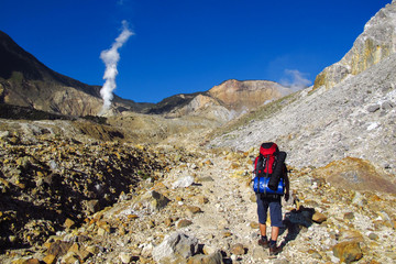 Fototapeta premium Man hikes to the rocky mountains