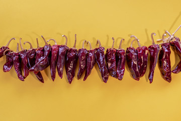 Piments séchés sur fond de couleur jaune