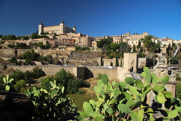 Fototapeta na wymiar Panoramica de Toledo, alcázar y puente de alcántara. Toledo, España