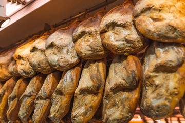 Keulen Serranoschinken auf einem Markt in Valencia