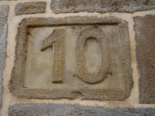 Número diez tallado en piedra