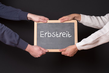 Ehepaar mit einer Tafel Erbstreit