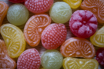Bunte Bonbon auf Tisch für Kinder Süßigkeiten