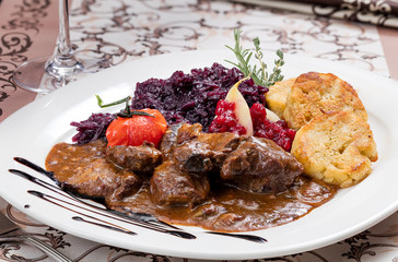 Cowboy meat with with figs, red cabbage and tomatoes