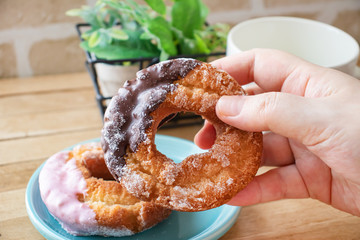 ドーナツを手に取る女性