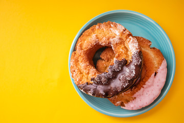 ドーナツ　黄色背景