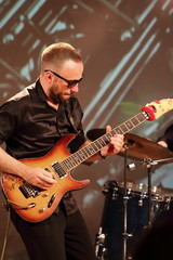 Obraz premium man playing guitar