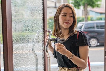ハンズフリー扇風機を使う若い女性