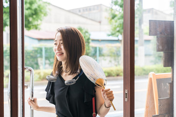 ハンズフリー扇風機を使う若い女性
