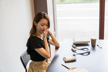 ハンズフリー扇風機を使う若い女性
