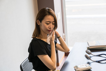 ハンズフリー扇風機を使う若い女性