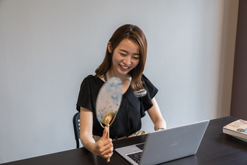 ハンズフリー扇風機を使う女性