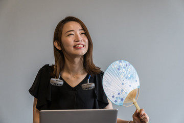 ハンズフリー扇風機を使う女性