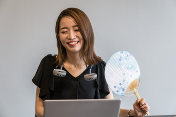 ハンズフリー扇風機を使う女性