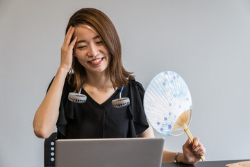 ハンズフリー扇風機を使う女性