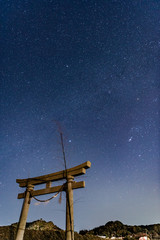 千葉県九十九里の満天の星空と大きな鳥居