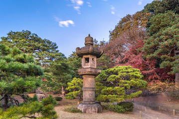 Obraz premium Stone Kasuga lantern in autumn in the Rikugien Park of Bunkyo district, north of Tokyo.