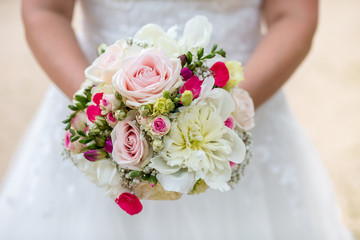 Braut mit Strauß aus Rosen