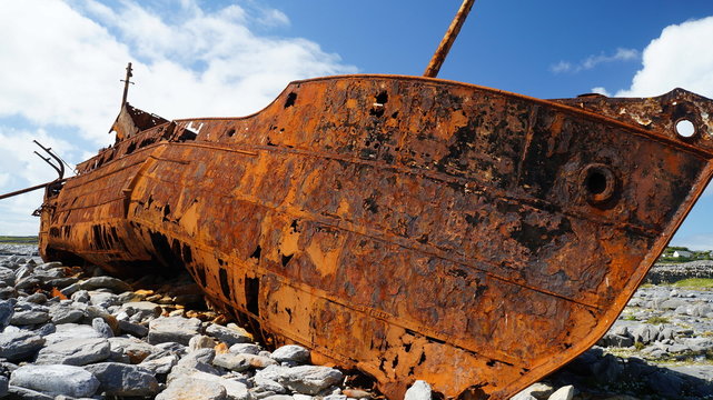 Wrack von einem Schiff das aufs Land geschlaufen ist und rostet