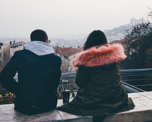 un couple regardant la ville en hiver