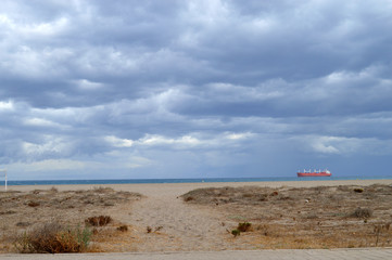 Playa en día nublado