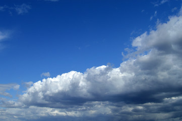 Naklejka na ściany i meble Nubes en cielo azul