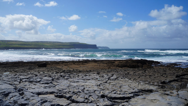 Steilk&uuml;ste auf Irland mit Wellengang