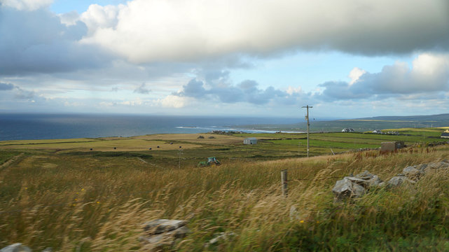 Irland mit Blick auf eine b&auml;ueriche Landschaft und Meer