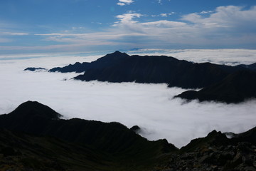 北アルプス　槍ヶ岳山頂からの風景　雲海に浮かぶ笠ヶ岳と白山遠景