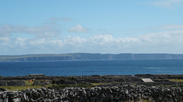 Frerne Sicht auf die Steilk&uuml;sten von Irland