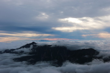 北アルプス　槍ヶ岳山頂からの風景　雲海に浮かぶ笠ヶ岳と白山遠景