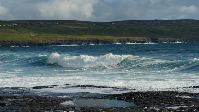 An der K&uuml;ste  von Irland hohe Wellen