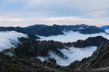 Fototapeta na wymiar 北アルプス　槍ヶ岳山頂からの風景　雲海に浮かぶ笠ヶ岳と白山遠景