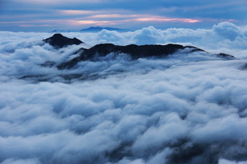 北アルプス　槍ヶ岳山頂からの風景　雲海に浮かぶ笠ヶ岳と白山遠景
