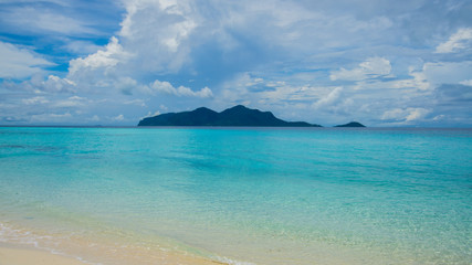 Fototapeta na wymiar Sibuan island with turquoise water and beautiful beach at Semporna, Sabah.