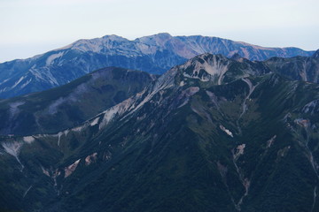 Obraz na płótnie Canvas 北アルプス　槍ヶ岳山頂からの風景　雲ノ平周辺の山々　薬師岳遠景