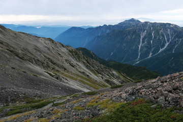 北アルプス　槍穂高縦走路　中岳山頂からの風景　笠ヶ岳と白山遠景