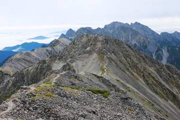 北アルプス　大喰岳山頂からの風景　中岳、南岳越しに穂高連峰への縦走路を望む