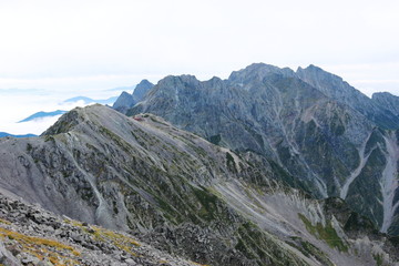 北アルプス　中岳山頂からの風景　南岳越しに穂高連峰を望む
