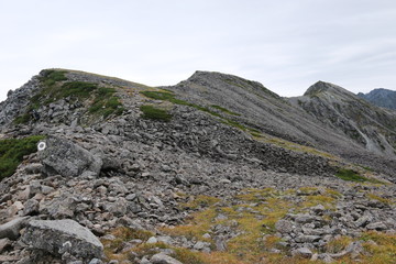北アルプス　槍穂高連峰　中岳南岳縦走路の風景　南岳への登り