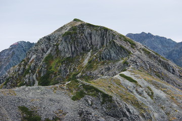 北アルプス　槍穂高連峰　中岳南岳縦走路の風景　南岳への登り