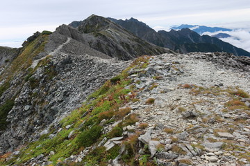 北アルプス　槍穂高連峰　中岳南岳縦走路の風景　南岳への登り