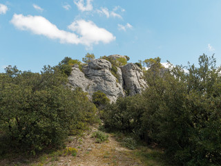 Le massif du Gros Bessillon dans le Var par la route de crête. Enormes Rochers précédant à La Roche Trouée, la gorge des cinq heures